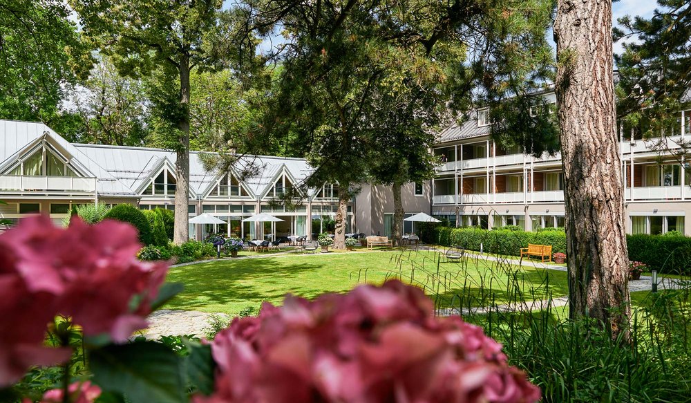 4 Sterne Parkhotel Rothof München - Unser Hotelpark im Sommer